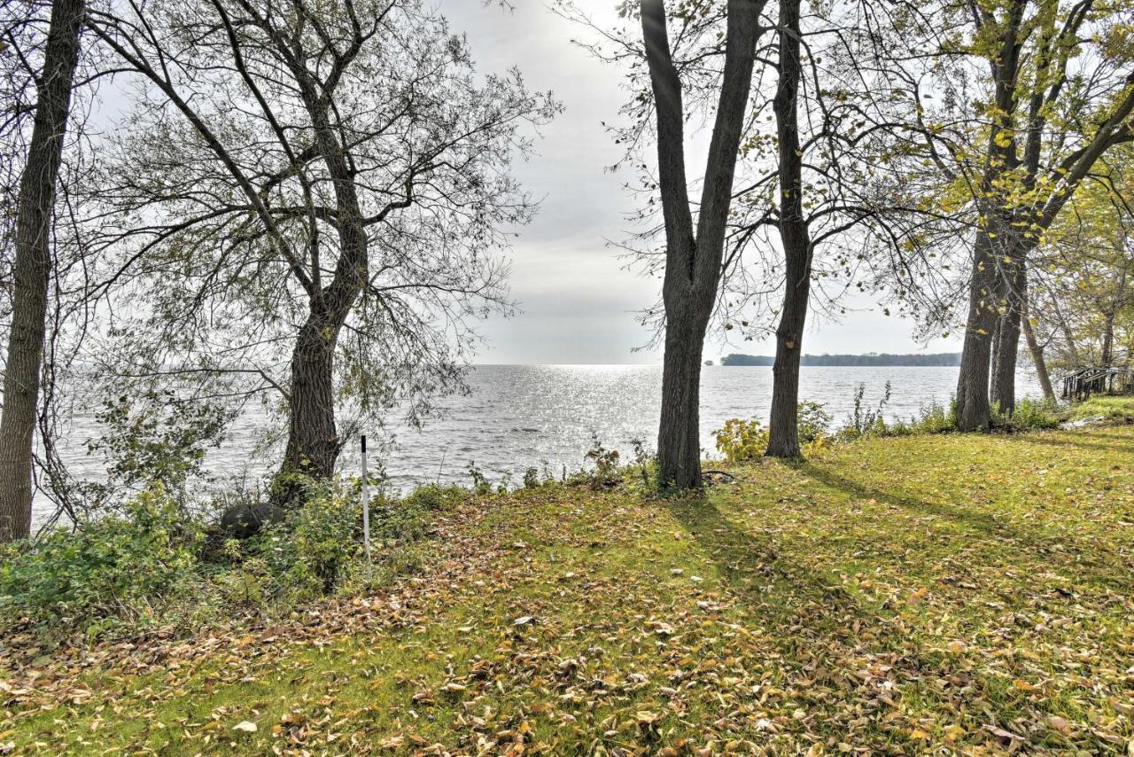 Charming Neenah House With Porch On Lake Winnebago! Exterior photo