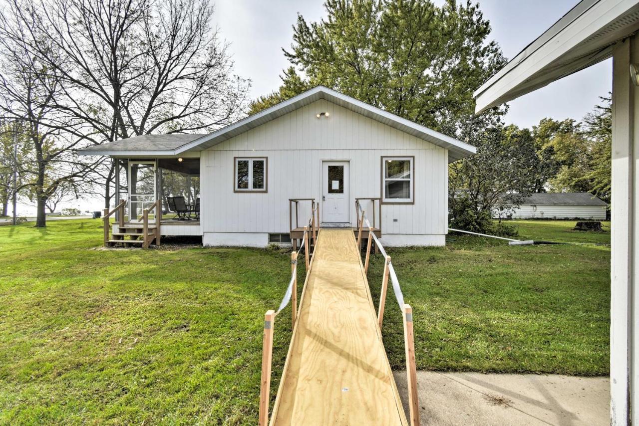 Charming Neenah House With Porch On Lake Winnebago! Exterior photo